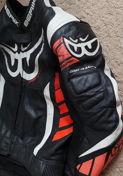 Costum moto, combinezon Berik, piele naturala si perforata pe alocuri, 54