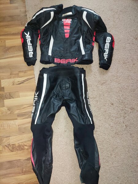 Costum moto, combinezon Berik, piele naturala si perforata pe alocuri, 54