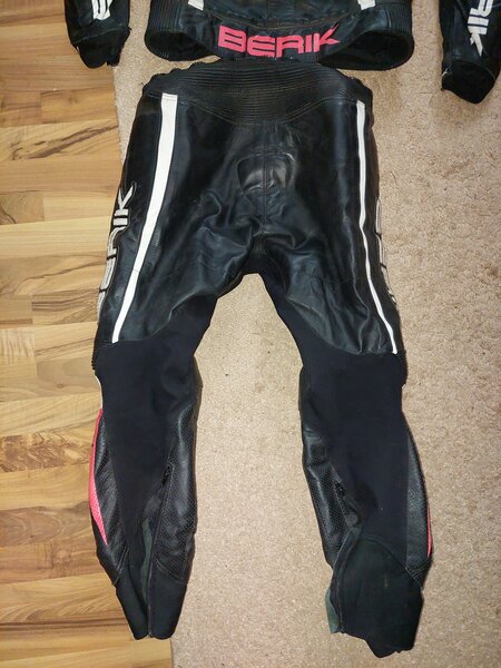 Costum moto, combinezon Berik, piele naturala si perforata pe alocuri, 54