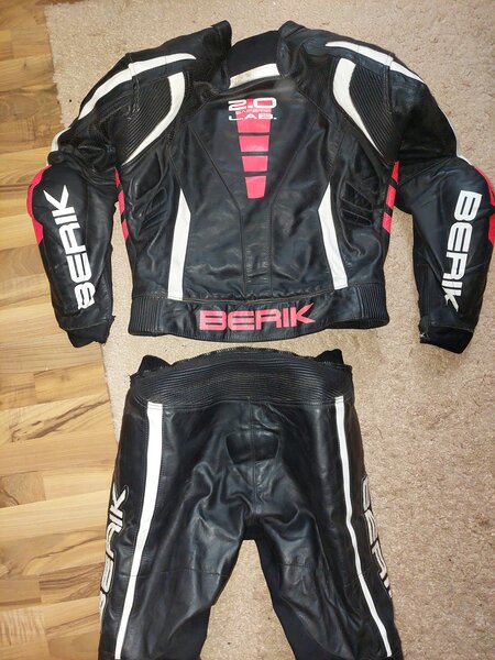 Costum moto, combinezon Berik, piele naturala si perforata pe alocuri, 54